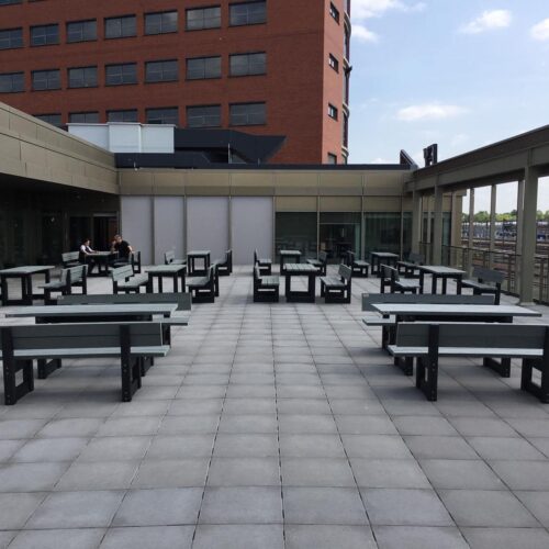Kunststof Picknicktafel London 34 Afgebeeld met parkbanken met rugleuning. Deze zijn ook met parkbanken zonder rugleuning leverbaar en in diverse andere kleuren.